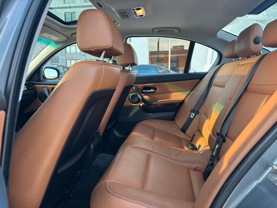 BMW 3 Series 2010 - Image 18